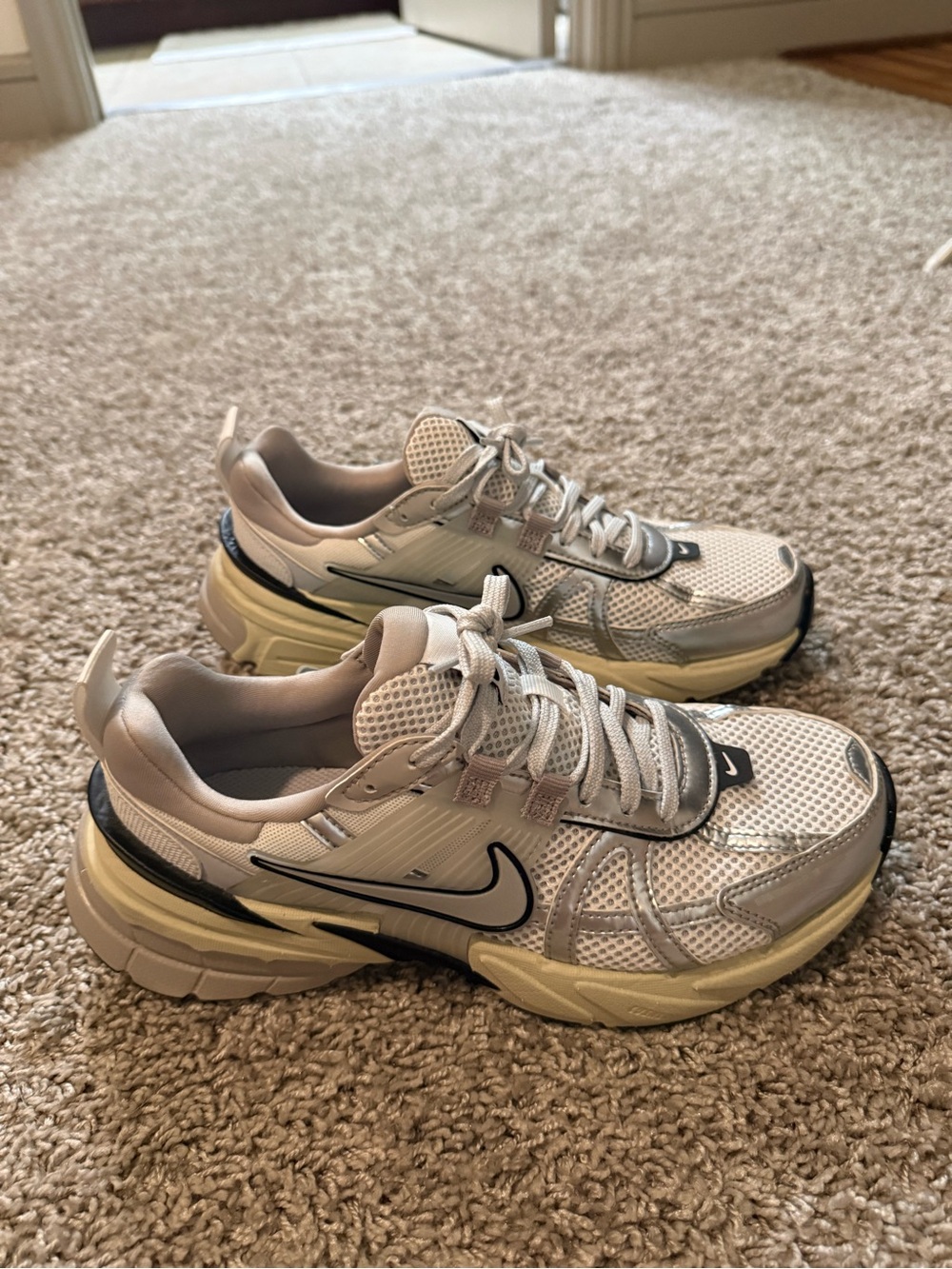 Nike Women’s V2K Run Cream Midsole Size 7.5